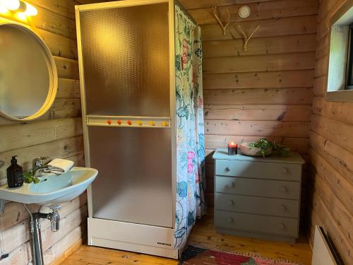 Bathroom sa Cosy and authentic cabin in Lofoten