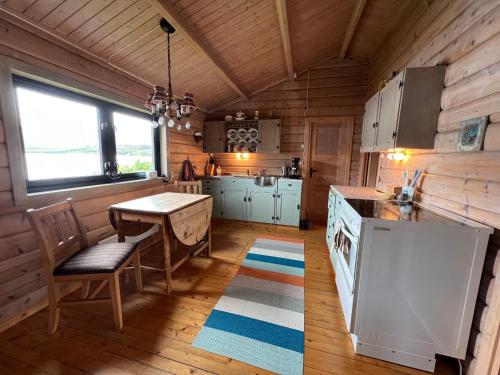 ครัวหรือมุมครัวของ Cosy and authentic cabin in Lofoten