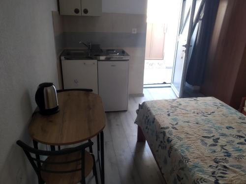 a small room with a table and a bed at Milica studio,Skradinsko polje 24 in Skradin