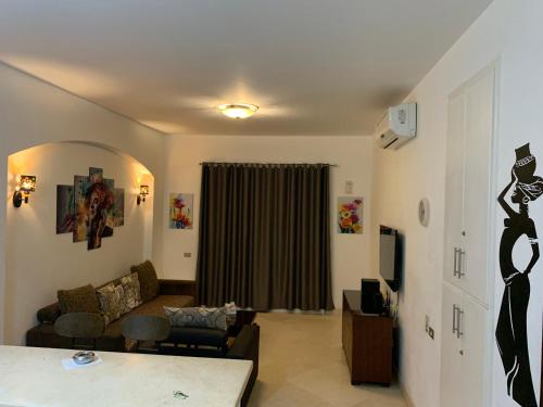 O zonă de relaxare la One-Bedroom apartment ground floor for Rent in El Gouna