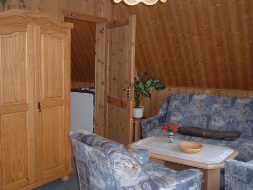 ein Wohnzimmer mit einem Sofa und einem Tisch in der Unterkunft Ferienpark Rosstrappe in Thale