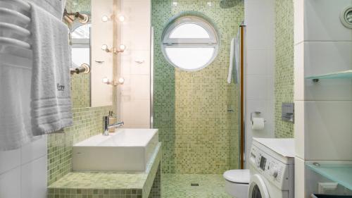 łazienka z umywalką i toaletą w obiekcie Alzacja w mieście Gdynia