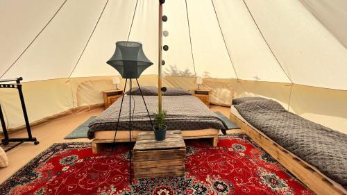 pokój z 2 łóżkami w namiocie w obiekcie Domki przy Ośrodku Narciarskim Trzepowo w mieście Trzepowo