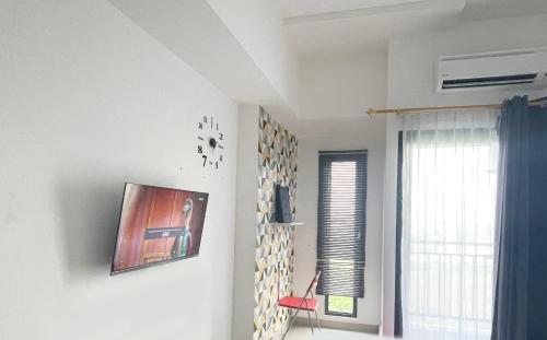 Телевизор и/или развлекательный центр в Apartemen Sayana Harapan Indah by Cheapinn