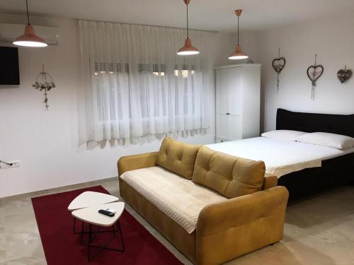 - un salon avec un canapé et un lit dans l'établissement B1villa, à Srima