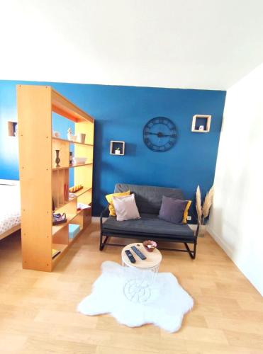 Postel nebo postele na pokoji v ubytování Superbe studio à deux pas de la gare de Chartres
