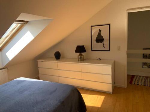 A bed or beds in a room at Velindrettet rækkehus med fantastisk udsigt