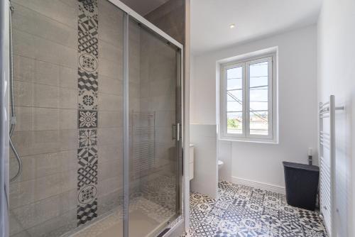 a bathroom with a shower with a glass door at Le Liondor in Montélimar