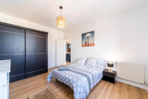 1 dormitorio con cama y armario negro en Le Liondor, en Montélimar