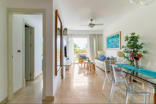 sala de estar con sofá y mesa en Apartamento Acceso Directo a la piscina A-108, A-120, A-117 y B-136, en Punta Cana