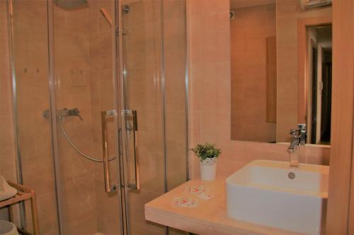 W łazience znajduje się prysznic i umywalka. w obiekcie Apartamento Familiar em Zona Histórica de Lisboa w Lizbonie