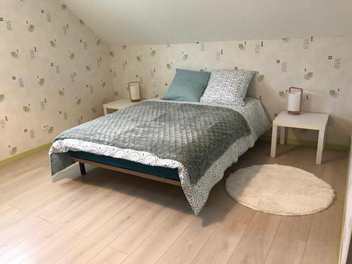 Ein Bett oder Betten in einem Zimmer der Unterkunft Le Grand Sapin. Maison au calme proche commerces