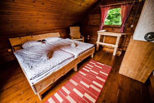 een slaapkamer met een bed in een houten hut bij Chalet FOREST Villa in Kamnik