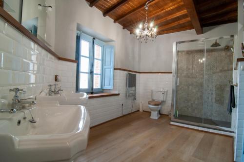 a bathroom with two sinks and a shower at Casa Amarilla Arribes 