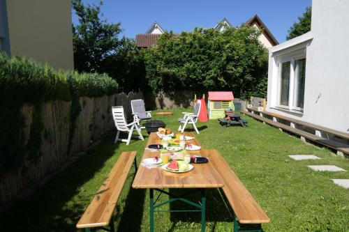 una mesa de picnic con comida en el patio trasero en Ferienwohnung am Bodensee- zentrale Lage, free parking and wifi, 109 m2, privater Garten, 7 Gäste, 2x Kingsize Boxspringbett, familienfreundlich, en Friedrichshafen