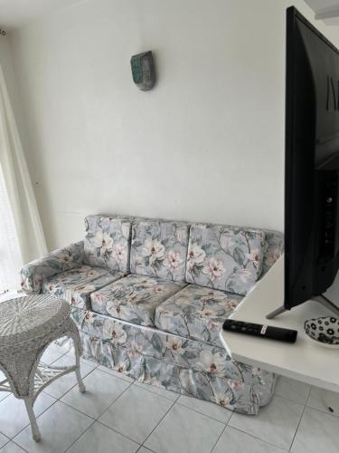 TV a/nebo společenská místnost v ubytování Home2Home Guesthouse