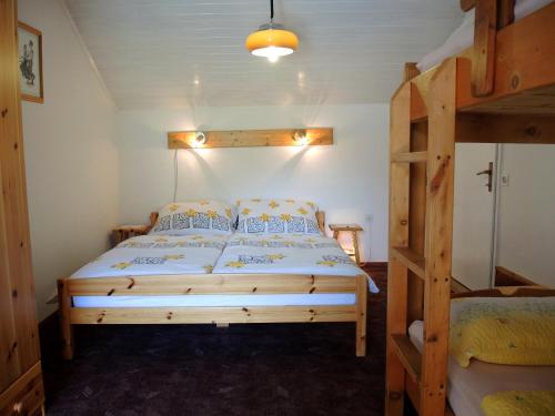 une chambre avec un lit superposé et une échelle dans l'établissement Apartments Torkar, à Bled