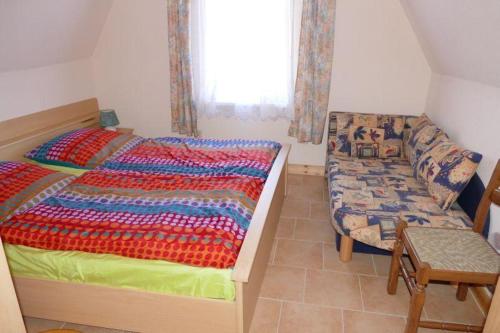 ein Schlafzimmer mit einem Bett, einem Sofa und einem Fenster in der Unterkunft Ferienwohnung in Hohen Viecheln in Hohen Viecheln