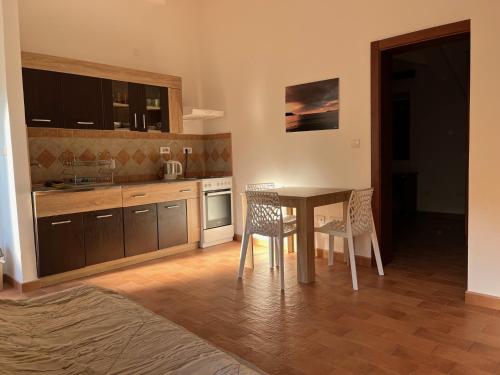 - une cuisine avec une table et des chaises dans la chambre dans l'établissement Apartment "Two Sisters" with a sea view, à Donji Morinj