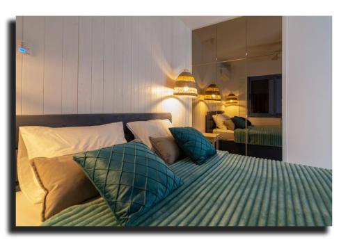 un lit avec des oreillers dessus dans une chambre dans l'établissement Cyprusmylove, à Paphos