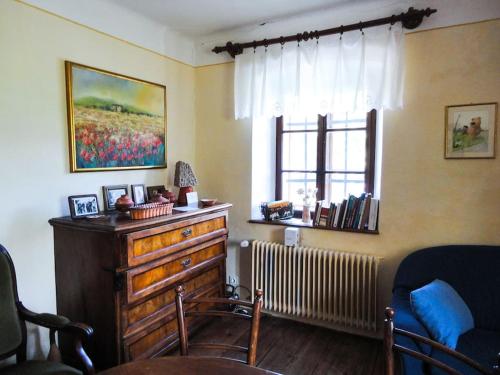 A lovely house in Vipava valley في فيبافا: غرفة معيشة مع خزانة ملابس ونافذة