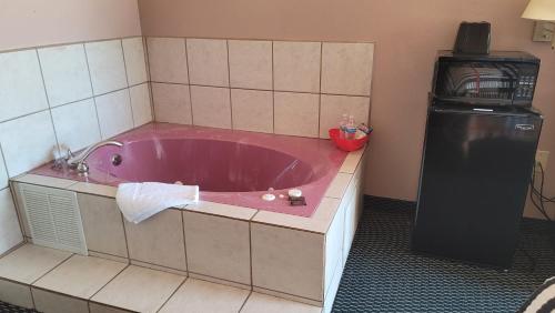 Et badeværelse på Benbrook Inn & Suites