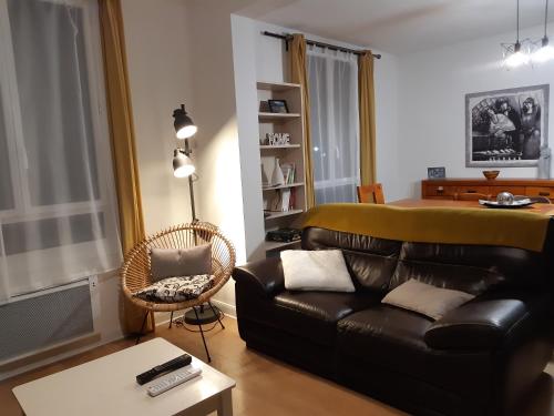 リュス・サン・ソヴァールにあるChalet du Doumet Appartement 4 étoiles et Garage privéのリビングルーム(革張りのソファ、テーブル付)