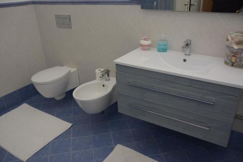 ピエディモンテ・エトネーオにあるVilla Paceのバスルーム(白い洗面台、トイレ付)