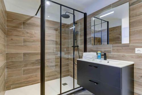 y baño con ducha, lavabo y espejo. en LA MANUFACTURE - TOPDESTINATION-BOURG - Centre ville - Classé 3 étoiles en Bourg-en-Bresse
