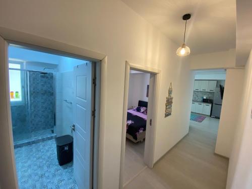 un couloir avec une chambre et une porte avec un lit dans l'établissement MMA Sunset Vibes Mamaia Nord, à Mamaia Nord – Năvodari