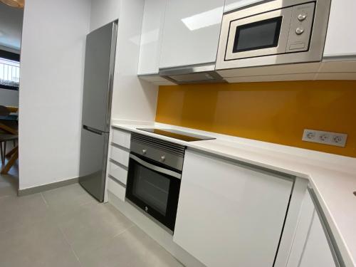 Una cocina o zona de cocina en Bonito Apartamento de 2 habitaciones con terraza