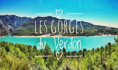 Une photo d'un lac avec les mots de ses objectifs sur la très doi dans l'établissement MOBIL HOME DÉTENTE 8 personnes, au Muy