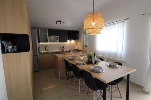 Η κουζίνα ή μικρή κουζίνα στο Cozy Designed & Sea view Apartment SULYE, Zaboric Sibenik