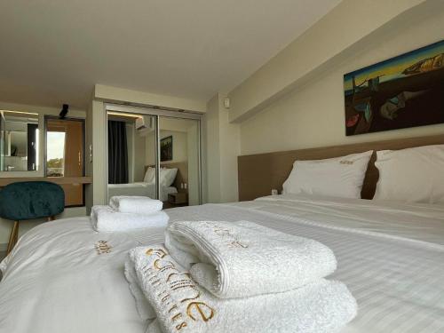 Katil atau katil-katil dalam bilik di Artline Luxury Suites