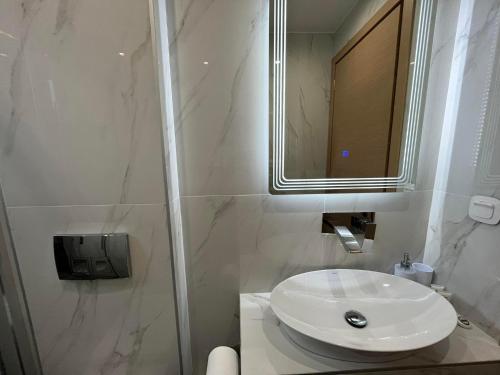Bilik mandi di Artline Luxury Suites
