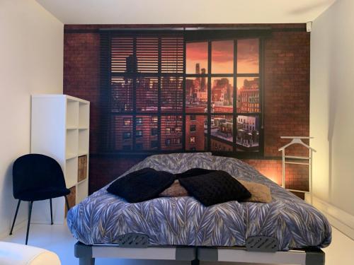 een slaapkamer met een hemelbed van een stad bij Prachtige gastsuite in Ranst "Studio 34" in Ranst