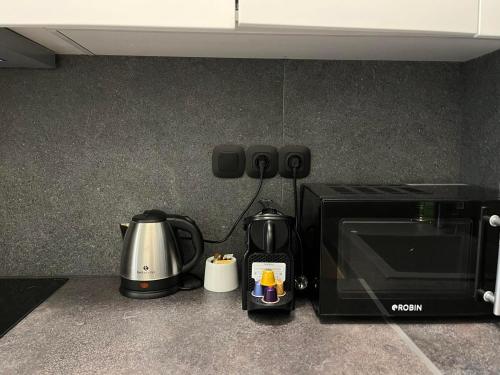 Kemudahan buat kopi dan teh di Artline Luxury Suites