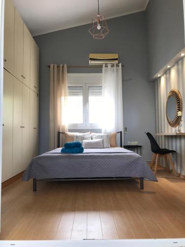 un dormitorio con una cama y una ventana en georgia's cozy rooms #1, en Kavala