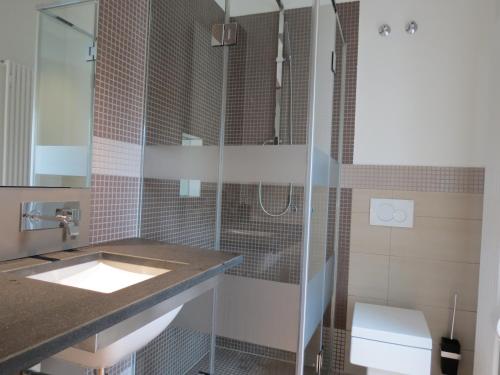 uma casa de banho com um chuveiro, um lavatório e um WC. em Hotel Kloster-Gasthof Speinshart em Eschenbach in der Oberpfalz