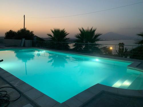 une grande piscine avec éclairage bleu en face de l'eau dans l'établissement Bellavista, à Augusta