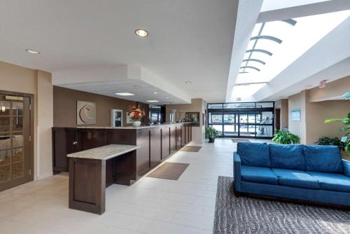 sala de estar con sofá azul y encimera en Comfort Inn The Pointe, en Niagara Falls