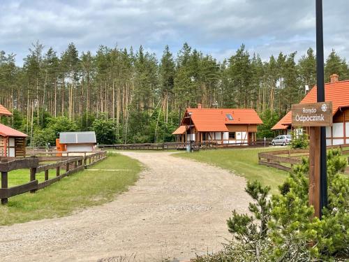a dirt road in front of a cabin at Kaszubska Odskocznia Ostoja Bukowo in Borowy Młyn