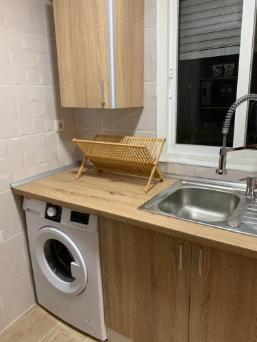 eine Küche mit einer Spüle und einer Waschmaschine in der Unterkunft Luxury Apartment by the Sea in Alicante