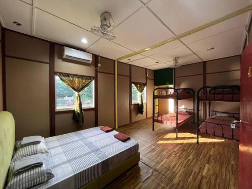 um quarto com 2 beliches e uma janela em Liana Hostel Taman Negara em Jerantut
