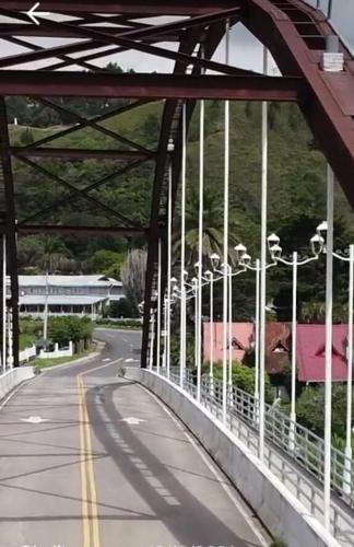 a bridge over a road with a highway at Tu casa Menus de Boquete te espera in Alto Boquete