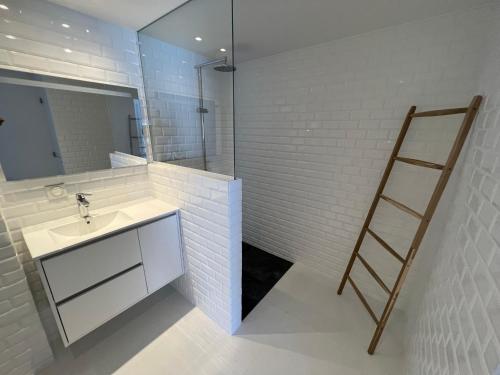 baño con lavabo, espejo y escalera en Bungalow for 6 people maximum at Saint Barth, en Gustavia