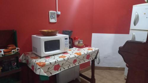 un microondas sentado sobre una mesa en la cocina en Apart La Mochita en San Fernando del Valle de Catamarca
