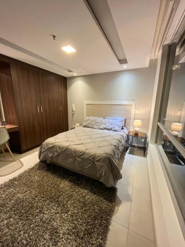 1 dormitorio con 1 cama grande y 1 alfombra en BEAUTIFUL AND COZY SUITE NEAR CAROLINA PARK, en Quito
