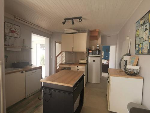 eine Küche mit weißen Schränken und einer Arbeitsplatte in der Unterkunft Maison La Bernerie-en-Retz, 4 pièces, 4 personnes - FR-1-612-104 in La Bernerie-en-Retz
