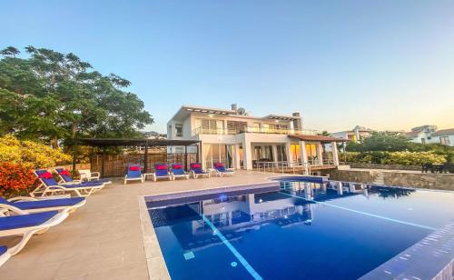 Ocean View family villa, sleeps 2-10, private pool, Wifi, Internet Tv Acs